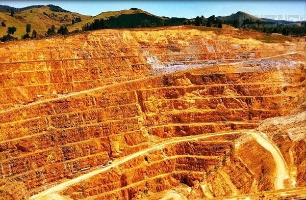 قالیباف: معدن طلای قروه یکی از فرصت های مناسب برای کردستان است